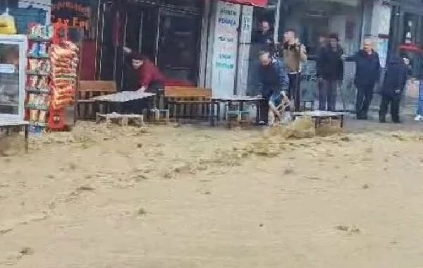 Su borusu partladı, Trabzonu su basdı - FOTO/VİDEO