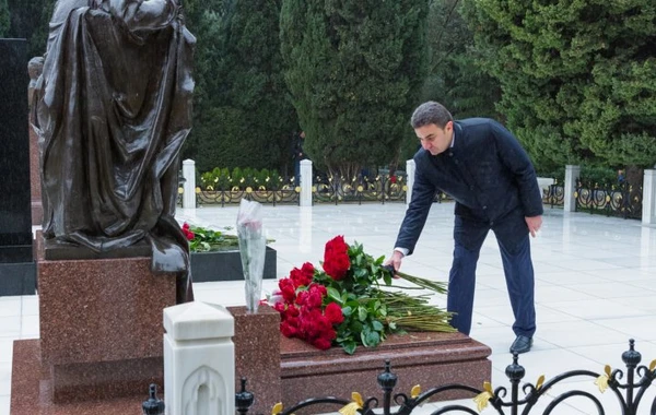 AZAL-ın kollektivi Ümummilli Lider Heydər Əliyevin xatirəsini yad edib - FOTO