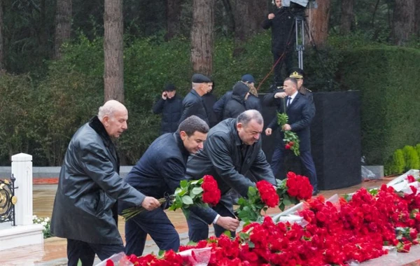 AZAL-ın kollektivi Ümummilli Lider Heydər Əliyevin xatirəsini yad edib - FOTO