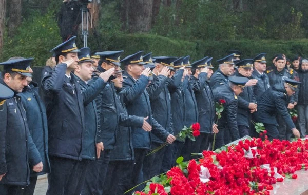 AZAL-ın kollektivi Ümummilli Lider Heydər Əliyevin xatirəsini yad edib - FOTO