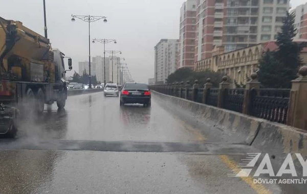 Bakıda yol ötürücüsündə yaranan problem aradan qaldırılıb - FOTO/VİDEO - YENİLƏNİB