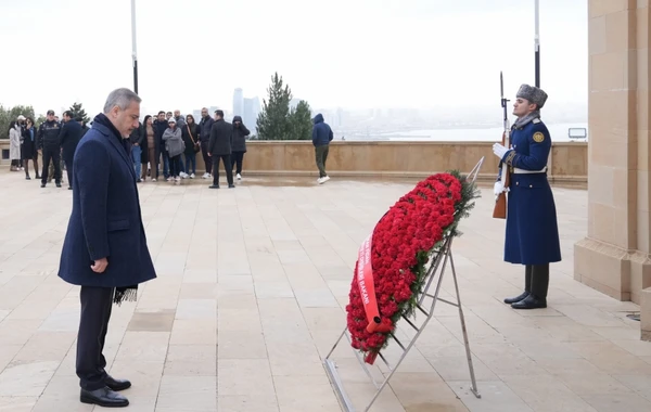 Hakan Fidan Heydər Əliyevin məzarını, “Türk şəhidliyi” və Şəhidlər xiyabanını ziyarət edib - FOTO