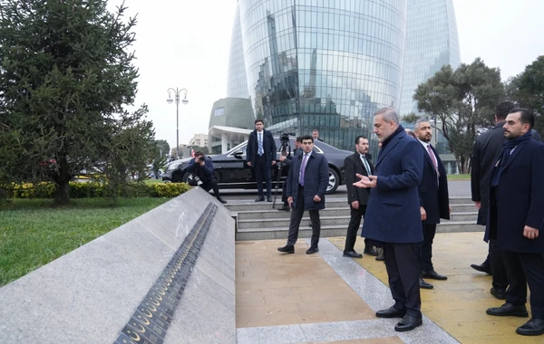 Хакан Фидан посетил могилу Гейдара Алиева, мемориал турецким воинам и Аллею шехидов