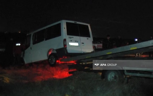 Bakıda mikroavtobus kanala düşüb - FOTO