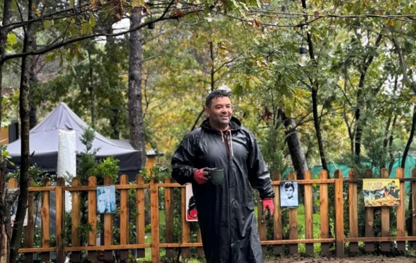 8 illik ailə həyatına son qoyan aktyor təbiət qoynunda yaşayır - FOTO