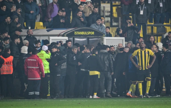 "İstanbulspor" klubunun futbolçusu klub prezidentinin qarşısında diz köçüb yalvardı - VİDEO