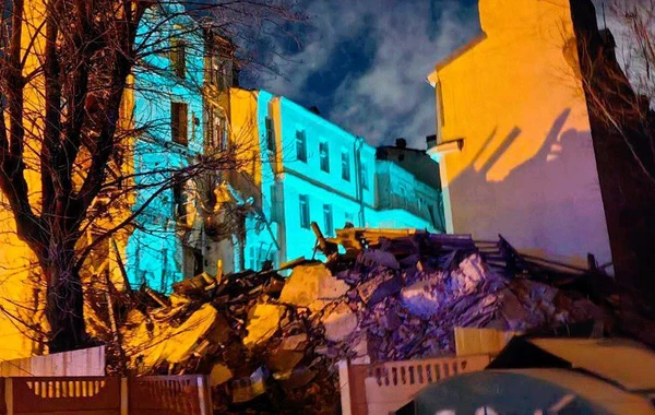 Sankt-Peterburqun mərkəzində altımərtəbəli bina uçdu - FOTO