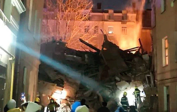 Sankt-Peterburqun mərkəzində altımərtəbəli bina uçdu - FOTO