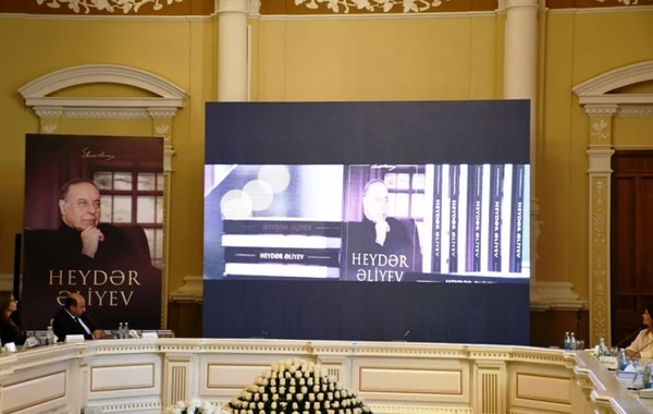 Bakı Şəhər İcra Hakimiyyətində “Heydər Əliyev” kitabının təqdimatı keçirilib - FOTO