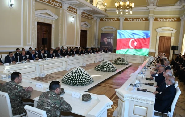 Bakı Şəhər İcra Hakimiyyətində “Heydər Əliyev” kitabının təqdimatı keçirilib - FOTO