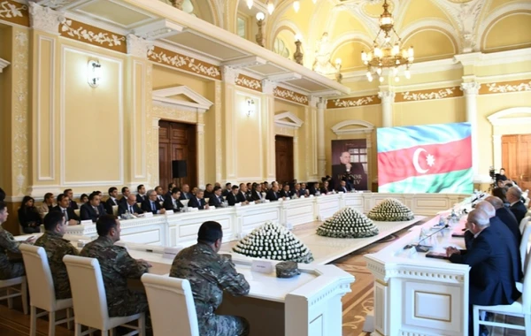 Bakı Şəhər İcra Hakimiyyətində “Heydər Əliyev” kitabının təqdimatı keçirilib - FOTO