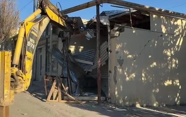 Bakıda qanunsuz tikili sökülüb - FOTO/VİDEO
