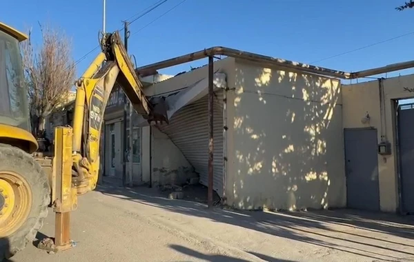 Bakıda qanunsuz tikili sökülüb - FOTO/VİDEO
