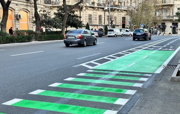 Paytaxtda yol kəsişmələrində yaşıl boya çəkilir - FOTO