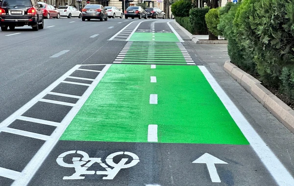 Paytaxtda yol kəsişmələrində yaşıl boya çəkilir - FOTO