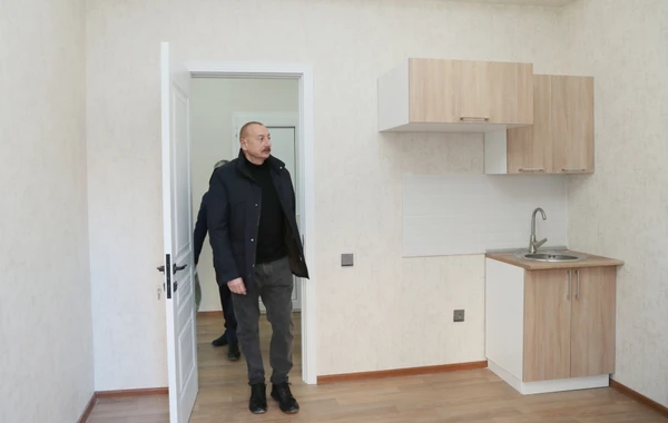 Prezident Şuşada ilk yaşayış kompleksində aparılan tikinti işlərinin gedişi ilə tanış olub - YENİLƏNİB - FOTO