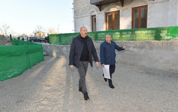 Prezident Şuşada ilk yaşayış kompleksində aparılan tikinti işlərinin gedişi ilə tanış olub - YENİLƏNİB - FOTO