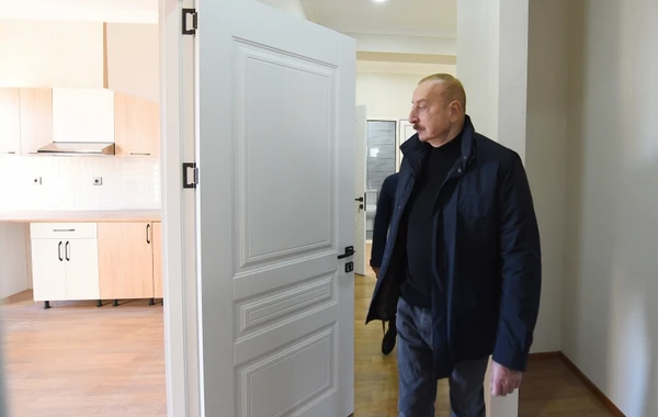 Prezident Şuşada ilk yaşayış kompleksində aparılan tikinti işlərinin gedişi ilə tanış olub - YENİLƏNİB - FOTO