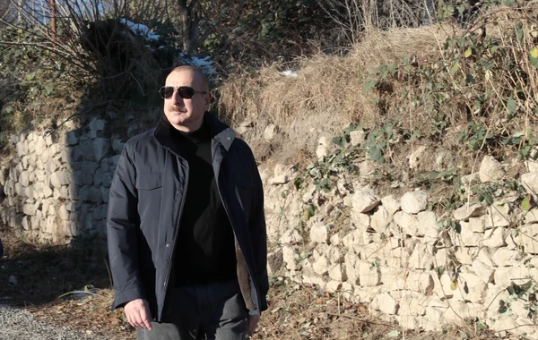 İlham Əliyev Şuşa şəhərinin Qarabağ küçəsində aparılan tikinti işləri ilə tanış olub - FOTO