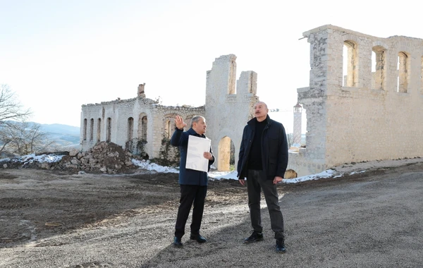 İlham Əliyev Şuşa şəhərinin Qarabağ küçəsində aparılan tikinti işləri ilə tanış olub - FOTO