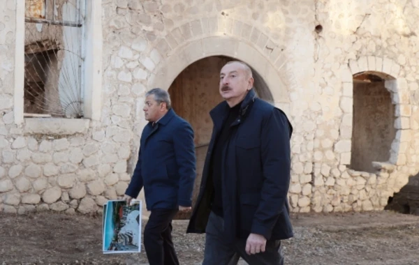 İlham Əliyev Şuşa şəhərinin Qarabağ küçəsində aparılan tikinti işləri ilə tanış olub - FOTO