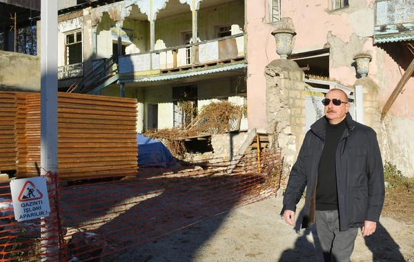 İlham Əliyev Şuşa şəhərinin Qarabağ küçəsində aparılan tikinti işləri ilə tanış olub - FOTO