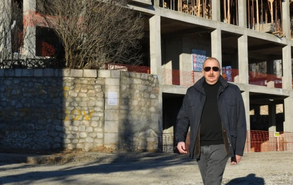 İlham Əliyev Şuşa şəhərinin Qarabağ küçəsində aparılan tikinti işləri ilə tanış olub - FOTO
