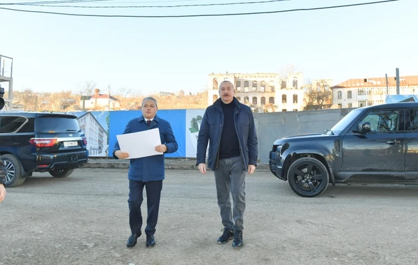 İlham Əliyev Şuşa şəhərinin Qarabağ küçəsində aparılan tikinti işləri ilə tanış olub - FOTO