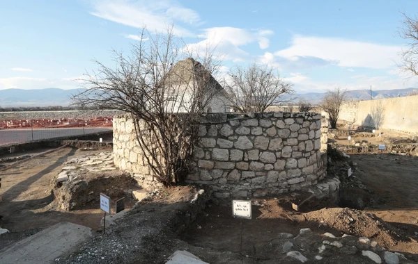 İlham Əliyev və Mehriban Əliyeva Ağdamda “İmarət” Kompleksində təmir-bərpa işləri ilə tanış olublar - FOTO
