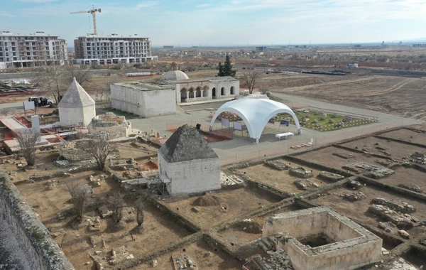 İlham Əliyev və Mehriban Əliyeva Ağdamda “İmarət” Kompleksində təmir-bərpa işləri ilə tanış olublar - FOTO