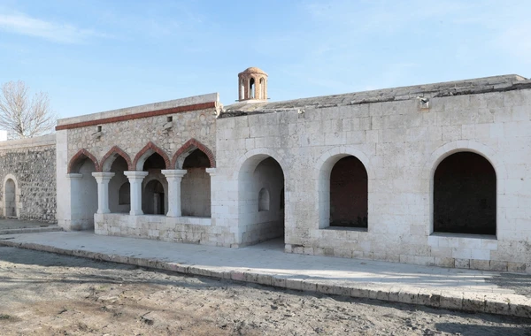 İlham Əliyev və Mehriban Əliyeva Ağdamda “İmarət” Kompleksində təmir-bərpa işləri ilə tanış olublar - FOTO