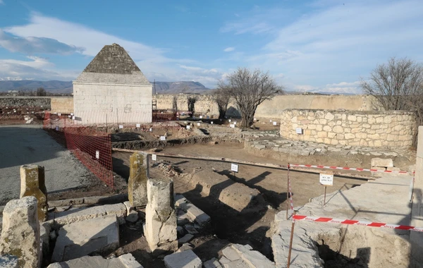 İlham Əliyev və Mehriban Əliyeva Ağdamda “İmarət” Kompleksində təmir-bərpa işləri ilə tanış olublar - FOTO