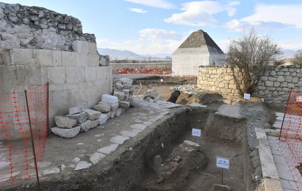 İlham Əliyev və Mehriban Əliyeva Ağdamda “İmarət” Kompleksində təmir-bərpa işləri ilə tanış olublar - FOTO