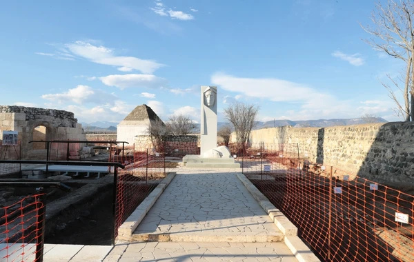 İlham Əliyev və Mehriban Əliyeva Ağdamda “İmarət” Kompleksində təmir-bərpa işləri ilə tanış olublar - FOTO