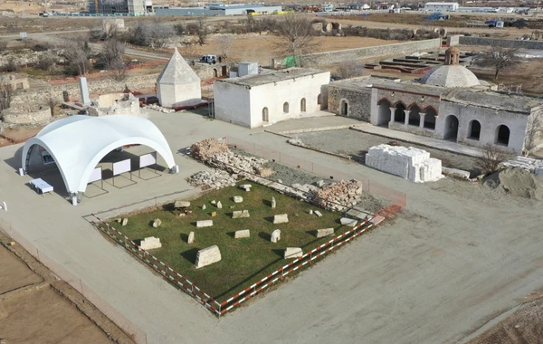 İlham Əliyev və Mehriban Əliyeva Ağdamda “İmarət” Kompleksində təmir-bərpa işləri ilə tanış olublar - FOTO