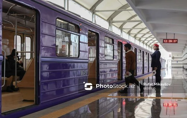 Bakı metrosunda kişi sərnişin stansiya yoluna düşüb
