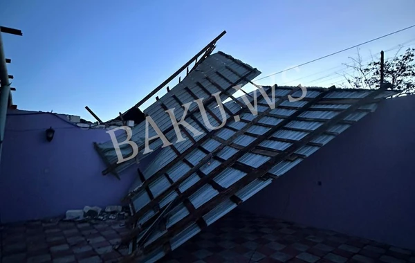 Güclü külək damı uçurdu - FOTO/VİDEO