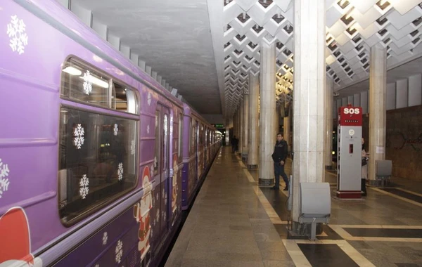 Bakı metrosunda xətlərə bəzədilmiş qatar buraxılıb - FOTO