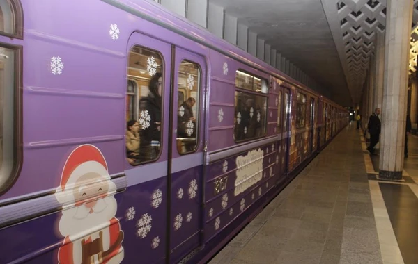 Bakı metrosunda xətlərə bəzədilmiş qatar buraxılıb - FOTO