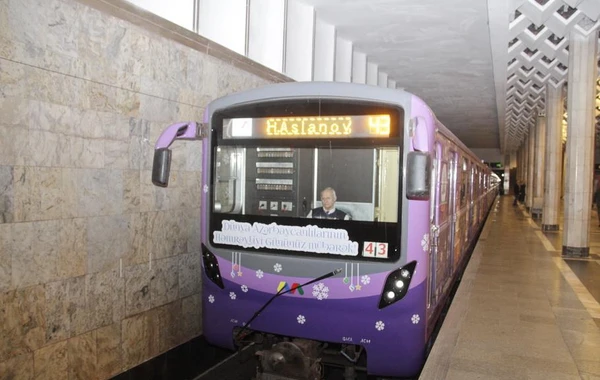Bakı metrosunda xətlərə bəzədilmiş qatar buraxılıb - FOTO