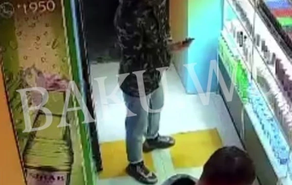Bakıda 4 nəfər əlbir olub qəlyan mağazasını belə "soydu" - ANBAAN VİDEO