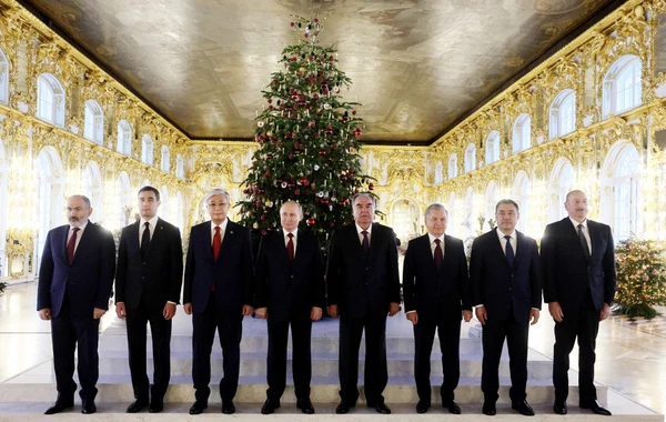 Prezident İlham Əliyev Sankt-Peterburqda “Yekaterina sarayı” ilə tanış olub - YENİLƏNİB - FOTO