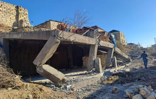 Xırdalanda qanunsuz tikili sökülüb - FOTO/VİDEO
