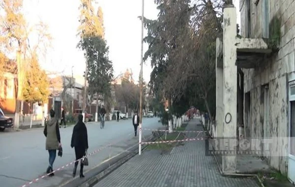 Kürdəmir sakinləri İkinci Dünya müharibəsi zamanı tikilən binanın sökülməsini tələb edirlər - FOTO