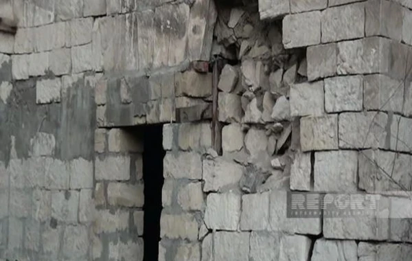 Kürdəmir sakinləri İkinci Dünya müharibəsi zamanı tikilən binanın sökülməsini tələb edirlər - FOTO