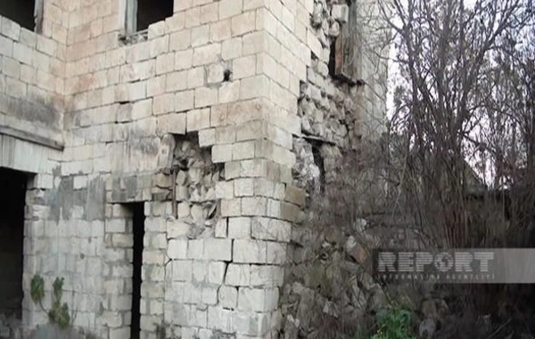 Kürdəmir sakinləri İkinci Dünya müharibəsi zamanı tikilən binanın sökülməsini tələb edirlər - FOTO