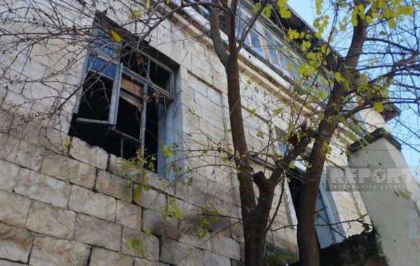 Kürdəmir sakinləri İkinci Dünya müharibəsi zamanı tikilən binanın sökülməsini tələb edirlər - FOTO