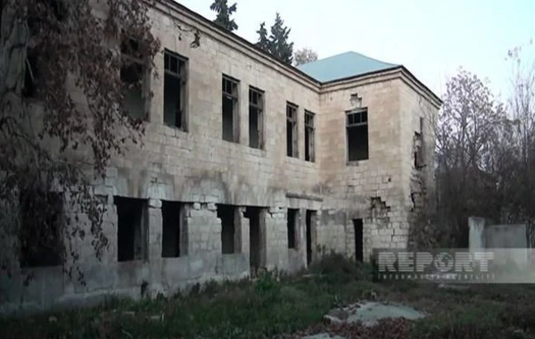 Kürdəmir sakinləri İkinci Dünya müharibəsi zamanı tikilən binanın sökülməsini tələb edirlər - FOTO