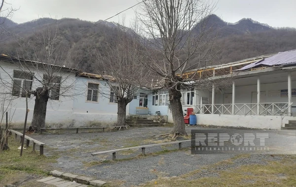 Qaxda külək məktəbin dam örtüyünü uçurub - FOTO