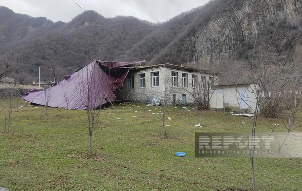Qaxda külək məktəbin dam örtüyünü uçurub - FOTO